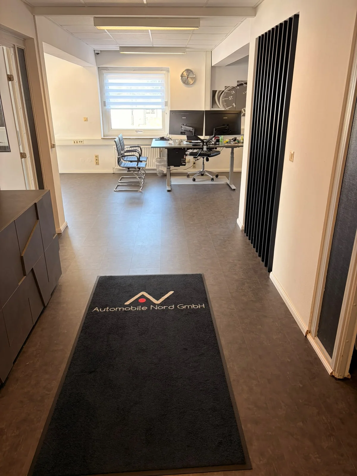 Eingangsbereich mit Blick ins Büro von Automobile Nord